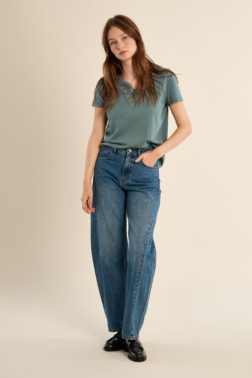 Straight T-shirt with embroidered collar