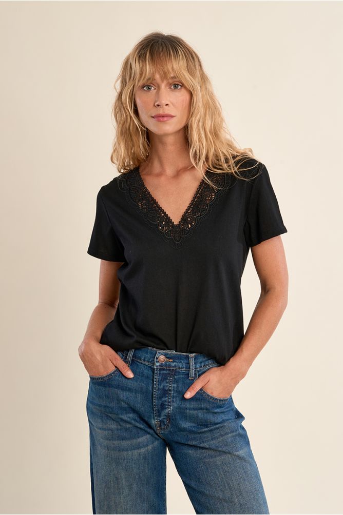 Casual T-shirt with embroidered details