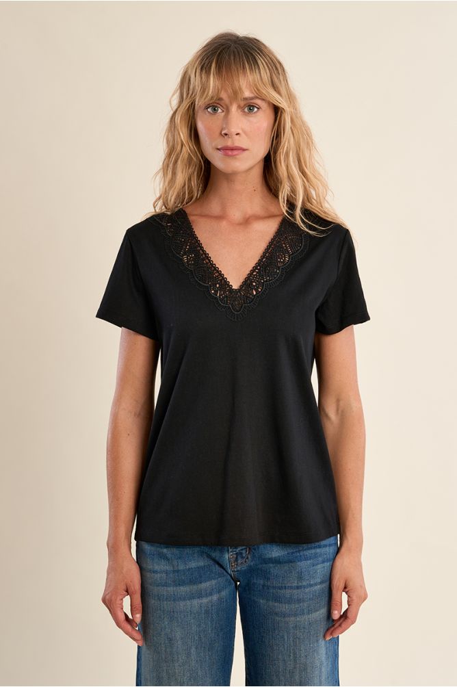 Casual T-shirt with embroidered details