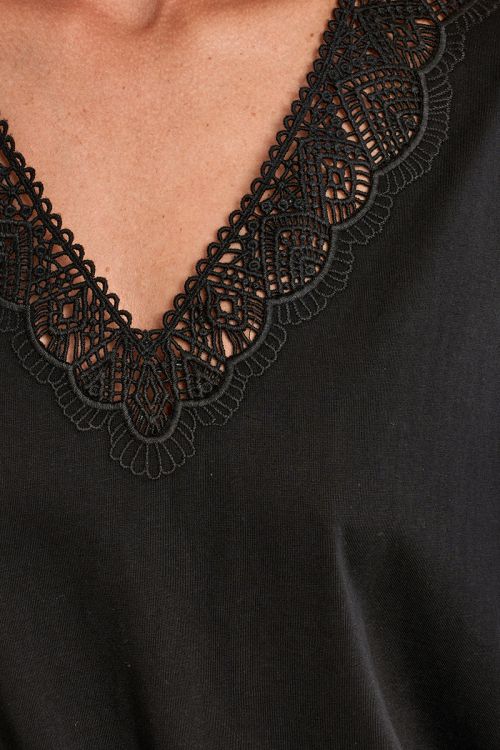 T-shirt décontracté avec détails brodés