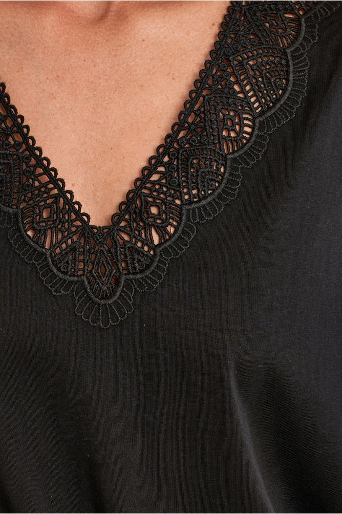 T-shirt décontracté avec détails brodés