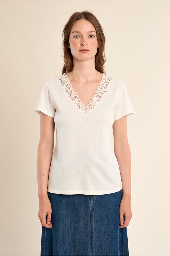 Casual T-shirt with embroidered details