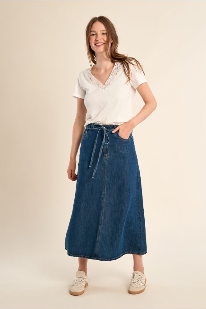 Casual T-shirt with embroidered details