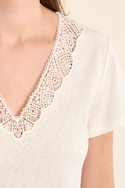 Casual T-shirt with embroidered details