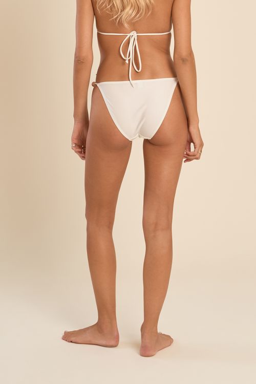 Braguita de bikini de tiro medio, detalle abalorios.