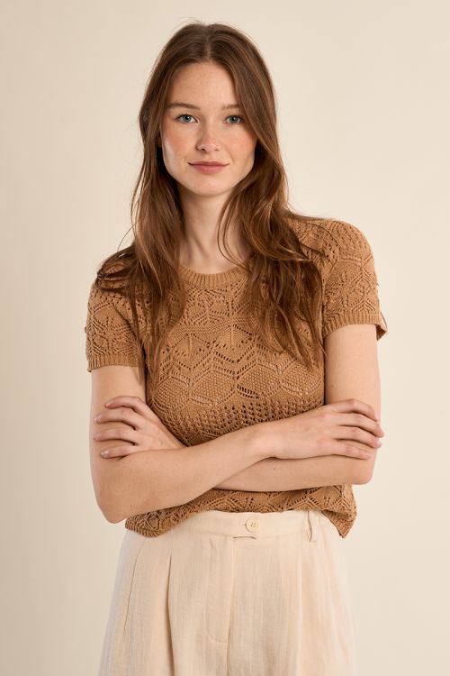 Jersey de mujer de manga corta, en punto bordado.