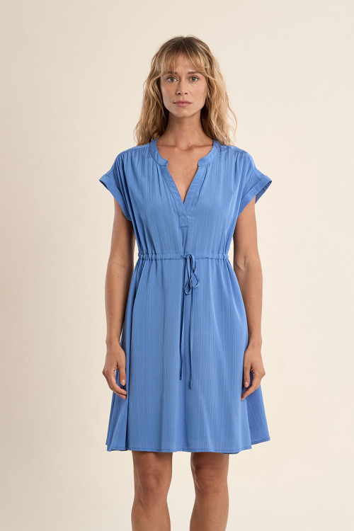 Vestido de manga corta, detalle lazada.