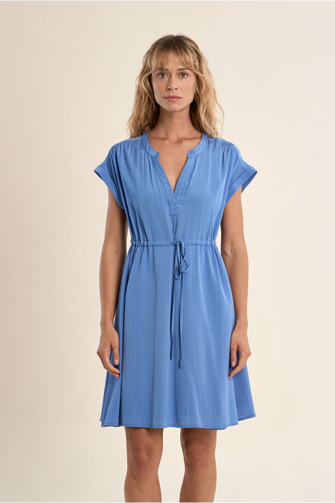 Vestido de manga corta, detalle lazada.