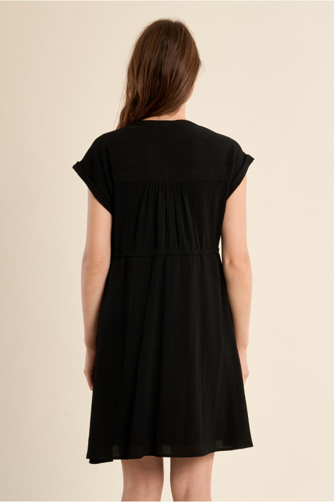Vestido de manga corta, detalle lazada.