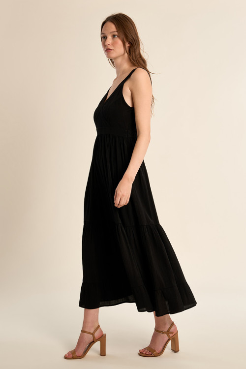 Vestido largo, de tirantes, detalle volantes.