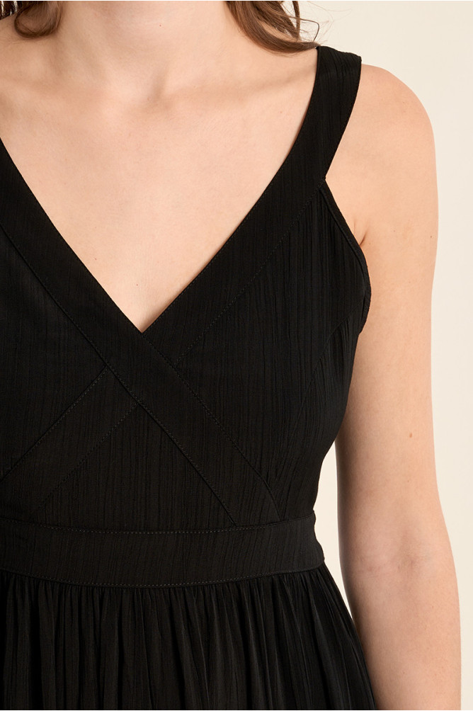 Vestido largo, de tirantes, detalle volantes.