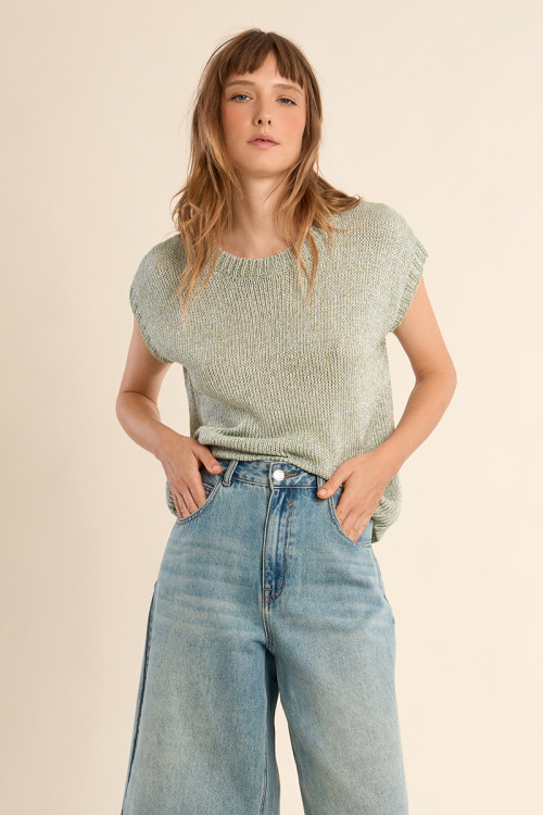 Sleeveless knitted sweater, round neck