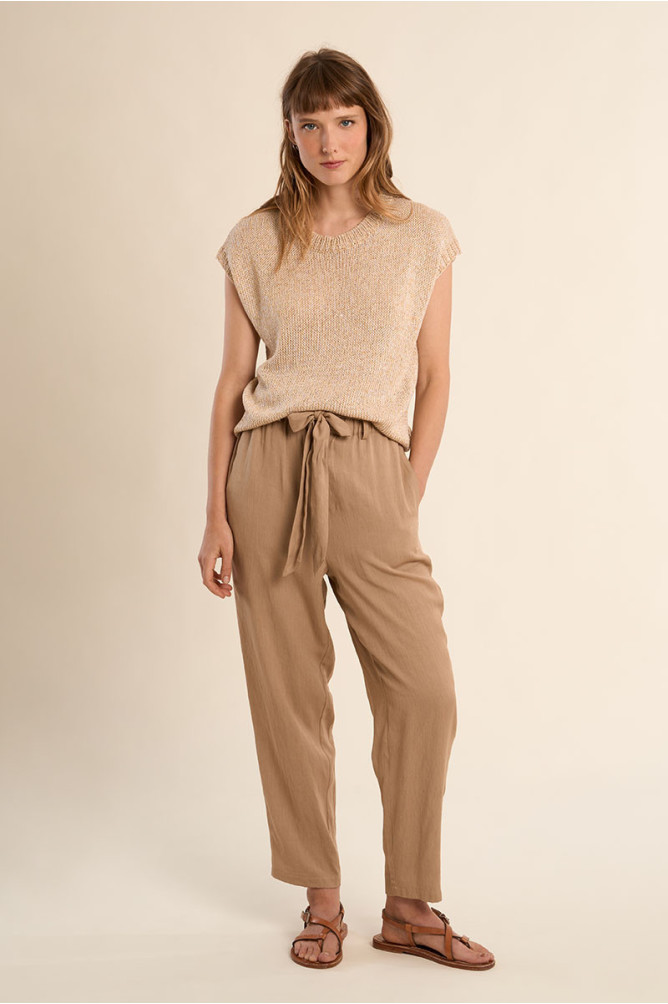 Sleeveless knitted sweater, round neck