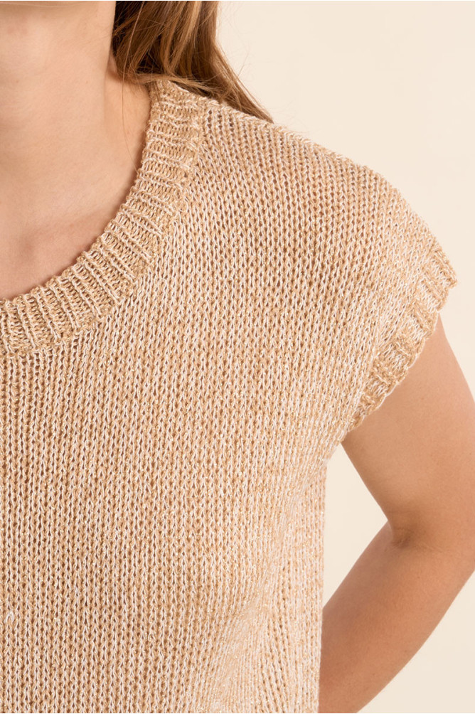 Sleeveless knitted sweater, round neck