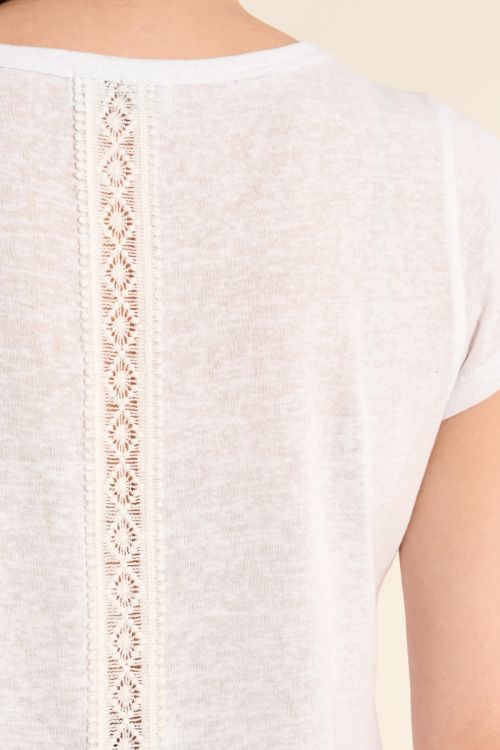 Camiseta de mujer de manga corta, detalles bordados.