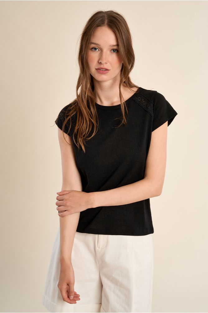 Camiseta de mujer de manga corta, detalles bordados.