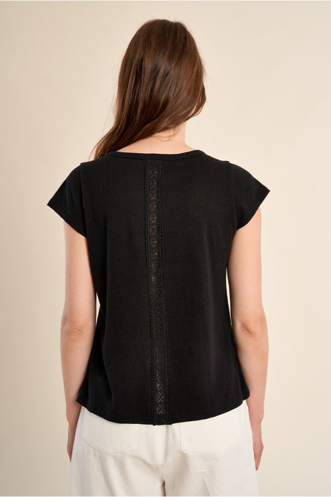 Camiseta de mujer de manga corta, detalles bordados.
