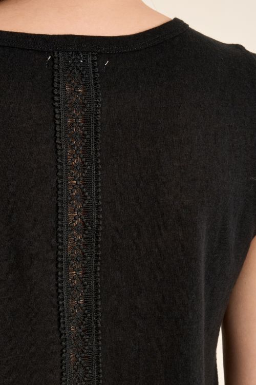 Camiseta de mujer de manga corta, detalles bordados.
