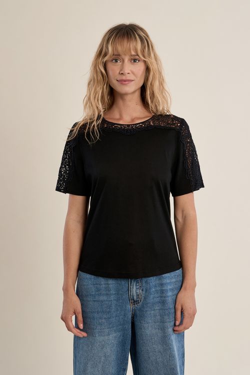 Camiseta de mujer de manga corta, detalles bordados.