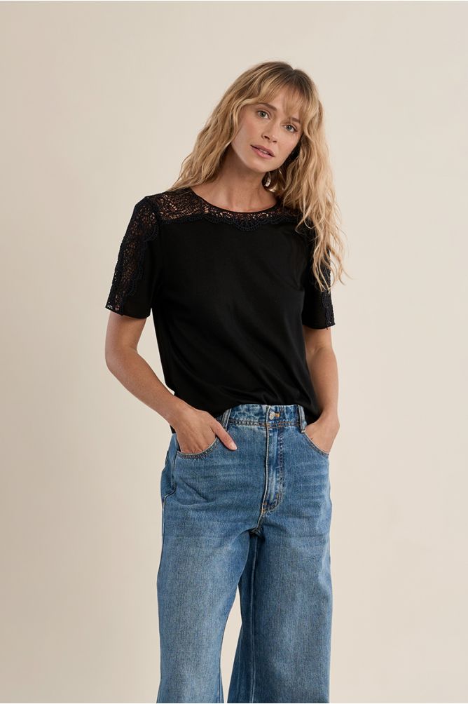 Camiseta de mujer de manga corta, detalles bordados.