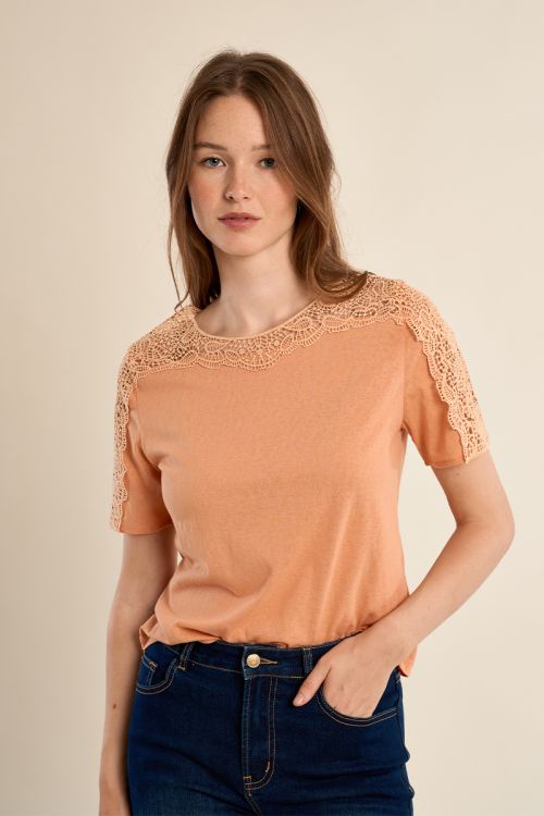Camiseta de mujer de manga corta, detalles bordados.