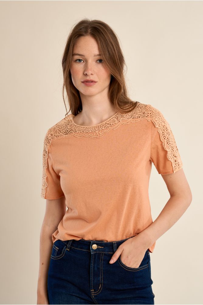 Camiseta de mujer de manga corta, detalles bordados.