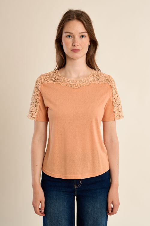 Camiseta de mujer de manga corta, detalles bordados.