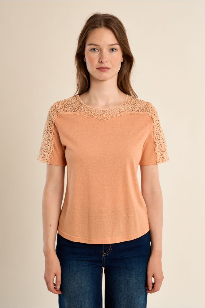 Camiseta de mujer de manga corta, detalles bordados.