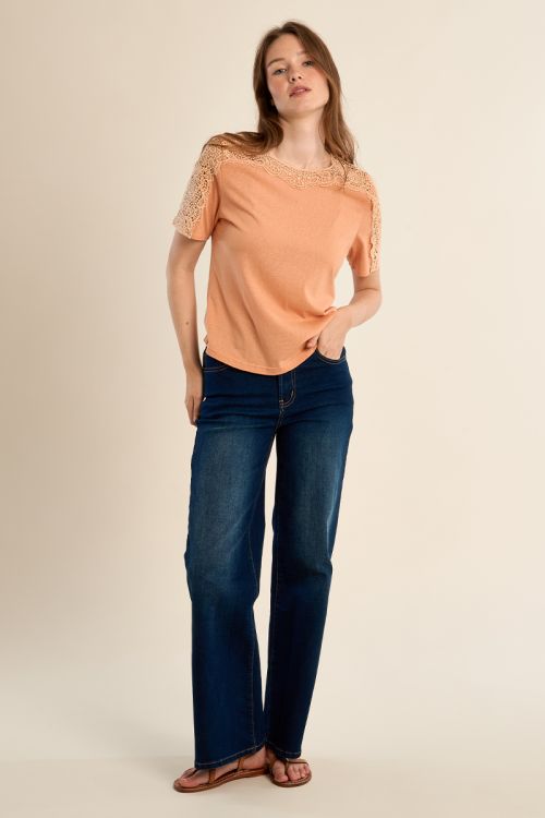 Camiseta de mujer de manga corta, detalles bordados.
