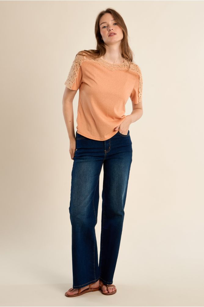 Camiseta de mujer de manga corta, detalles bordados.