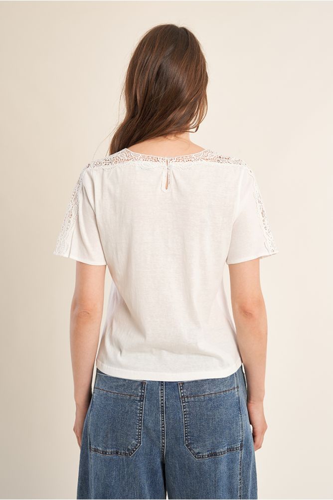 Camiseta de mujer de manga corta, detalles bordados.