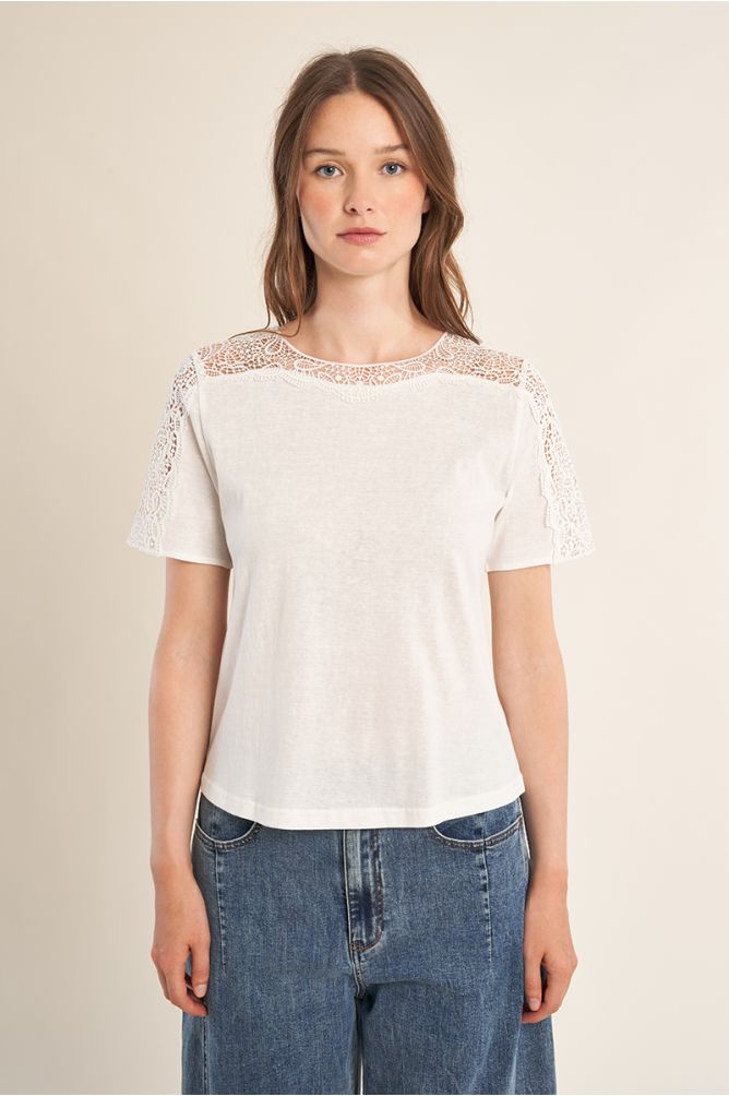 Camiseta de mujer de manga corta, detalles bordados.