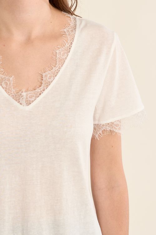 Camiseta de mujer de manga corta, detalle encaje.
