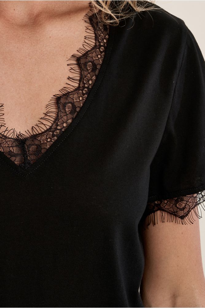 T-shirt basique, détail dentelle