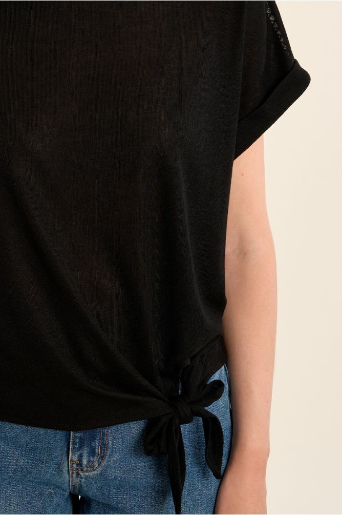 T-shirt noué, détail ajouré