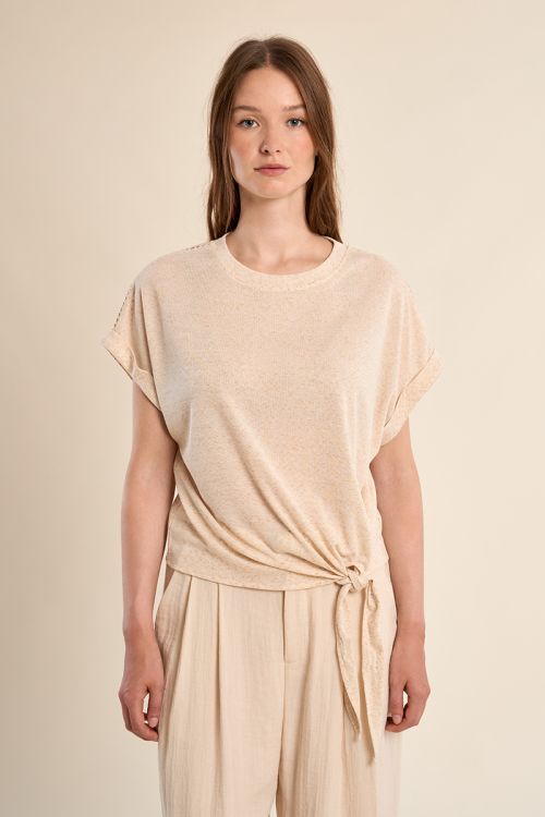 T-shirt noué, détail ajouré