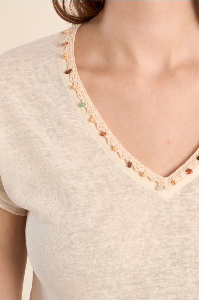 T-shirt col V, avec broderie et perles