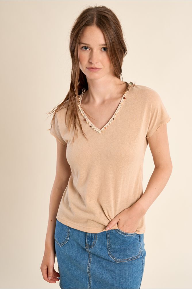Camiseta de mujer de manga corta, detalle abalorios.