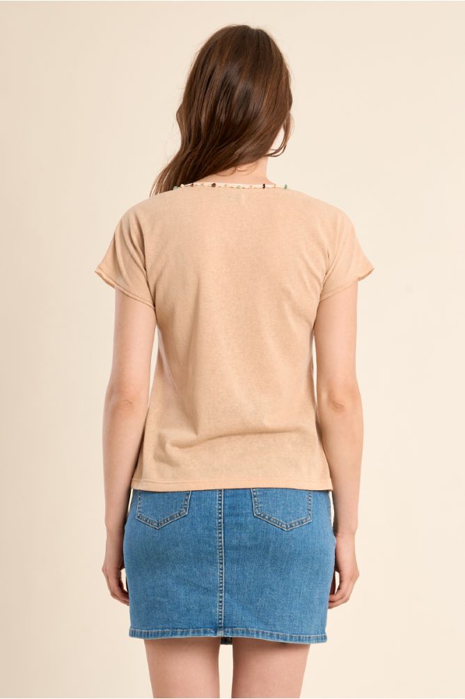Camiseta de mujer de manga corta, detalle abalorios.