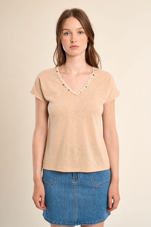 Camiseta de mujer de manga corta, detalle abalorios.