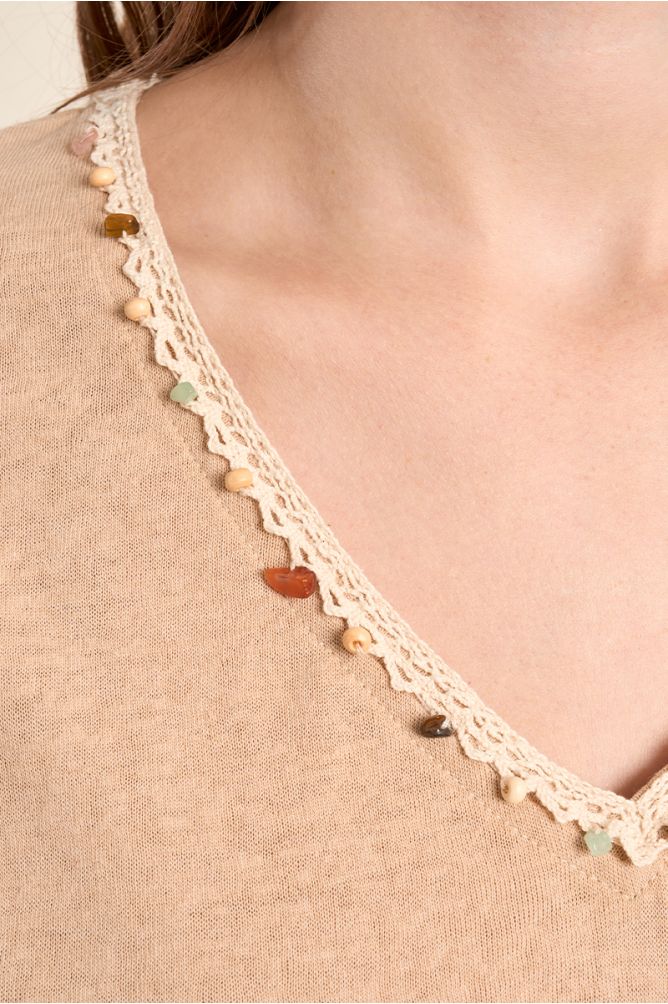 V-neck T-shirt, with embroidery and beading