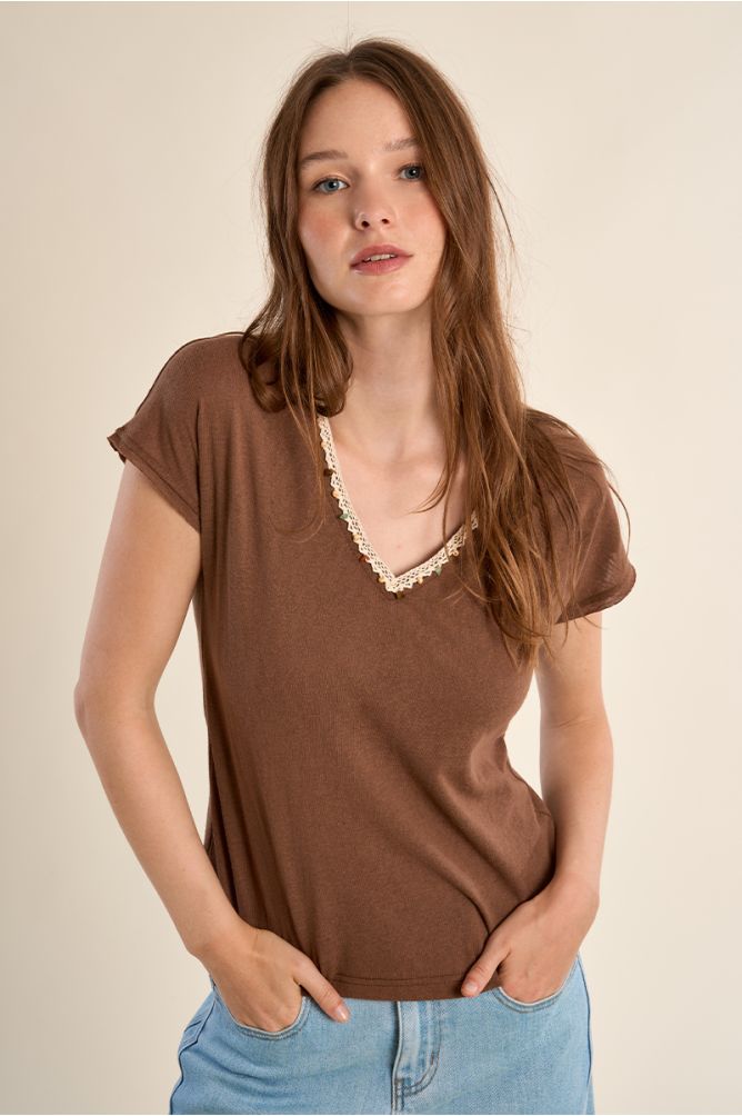 T-shirt col V, avec broderie et perles