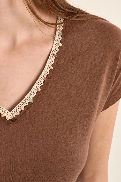 T-shirt col V, avec broderie et perles