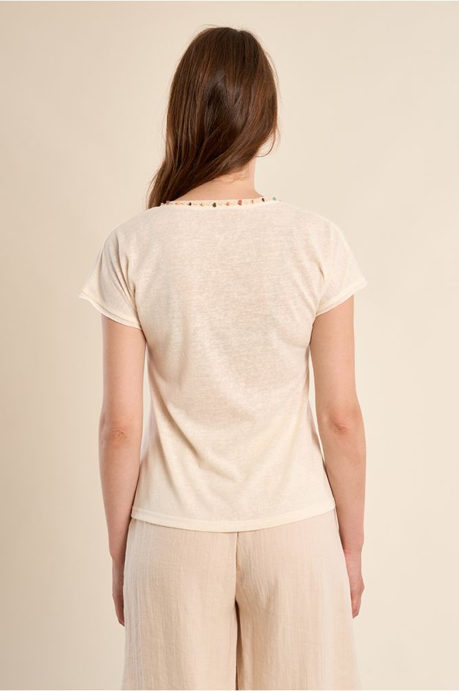 Camiseta de mujer de manga corta, detalle abalorios.