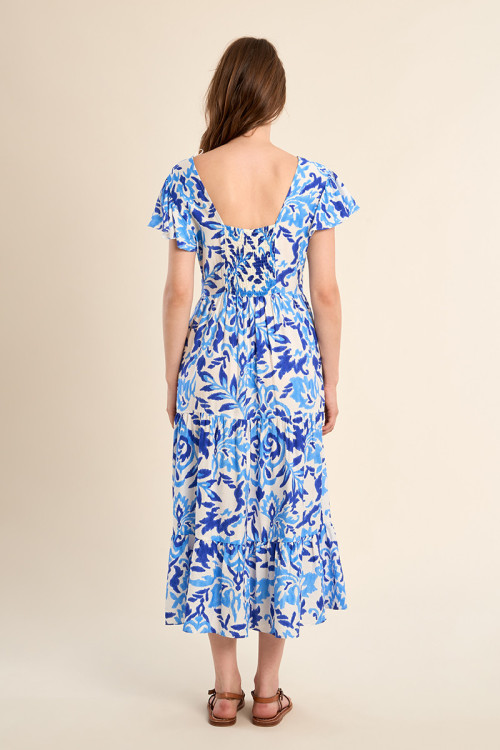 Vestido largo, con estampado y volantes.