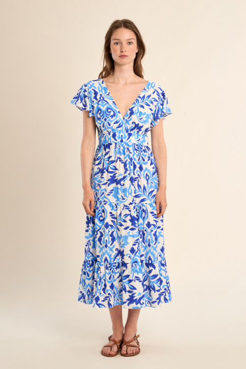 Vestido largo, con estampado y volantes.
