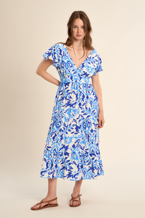 Vestido largo, con estampado y volantes.