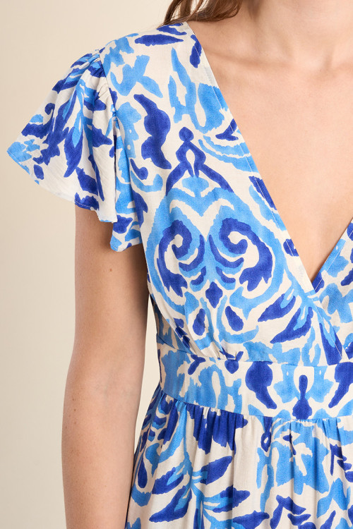 Vestido largo, con estampado y volantes.