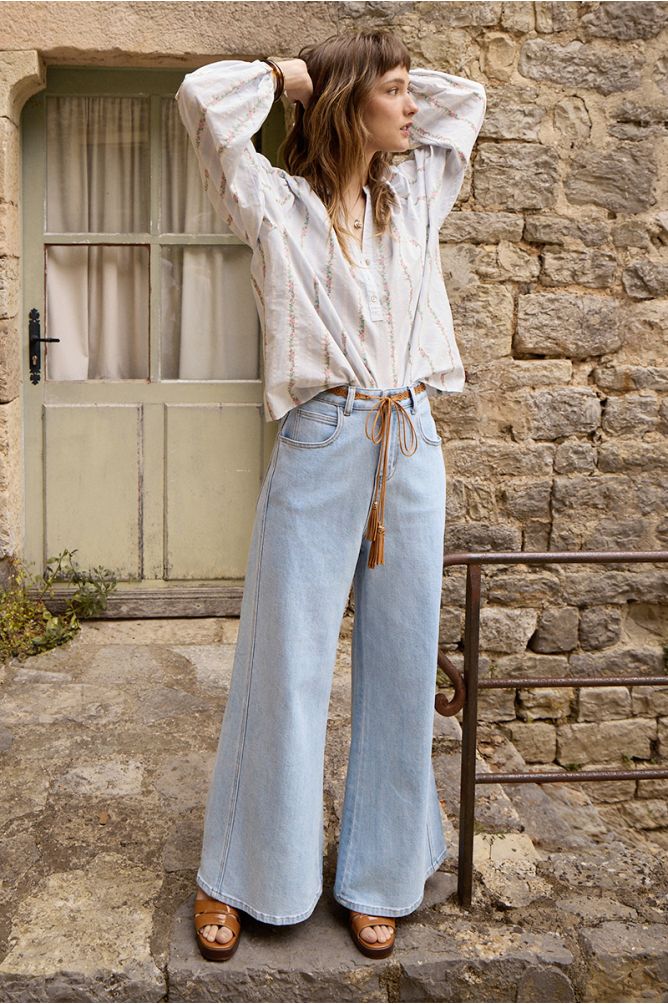 High-waisted and wide-waisted jeans