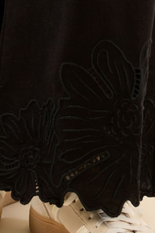 Pantalón de mujer largo, vaporoso, flores bordadas.